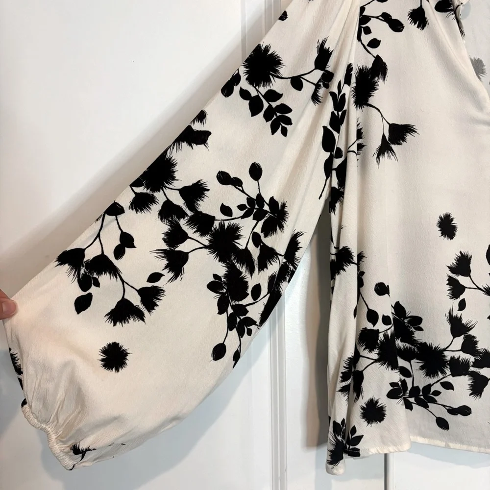 Anthropologie The Odells Robin Ivory Black Floral Peasant V-neck Blouse S